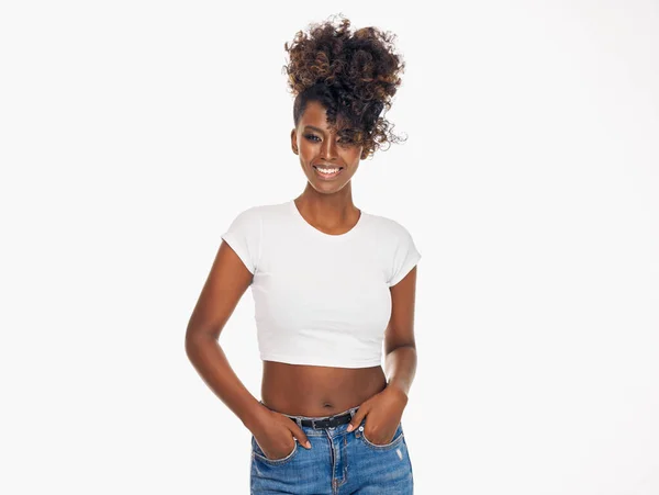 Portret Van Aantrekkelijke Zwarte Vrouw Geïsoleerd Witte Achtergrond — Stockfoto