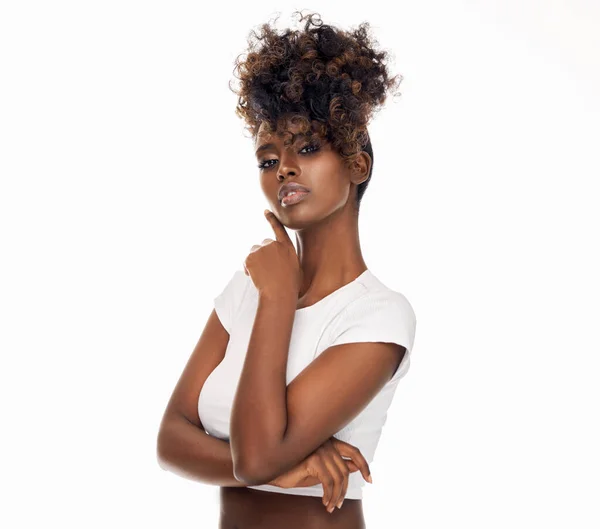 Retrato Mulher Negra Atraente Com Cabelo Afro Isolado Fundo Branco — Fotografia de Stock