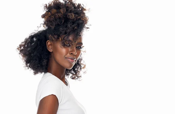 Schöne Afrikanische Amerikanische Mädchen Mit Einer Afro Frisur Isoliert — Stockfoto