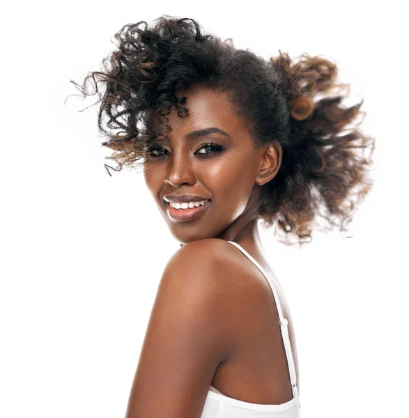 Porträt Eines Attraktiven Schwarzen Mädchens Mit Modischer Frisur Das Auf — Stockfoto