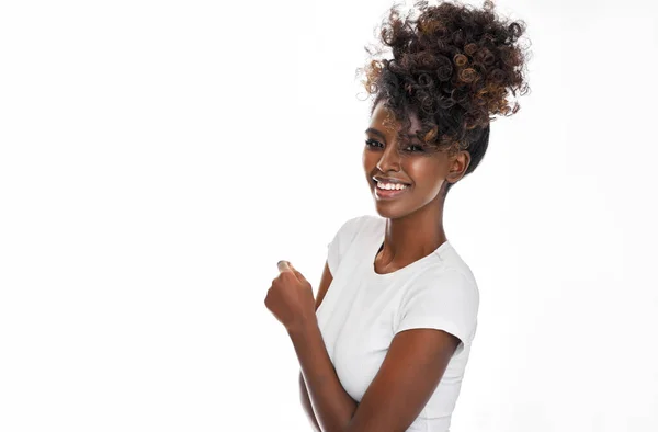Fată Neagră Atractivă Coafură Afro Izolată Alb Spațiu Copiere — Fotografie, imagine de stoc