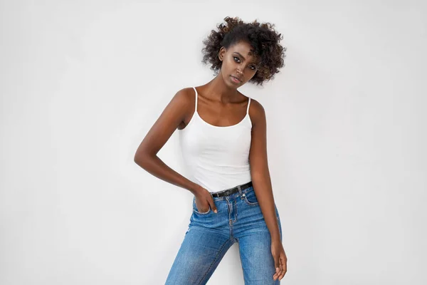 Mooi Zwart Vrouwelijk Model Geïsoleerd Witte Achtergrond — Stockfoto