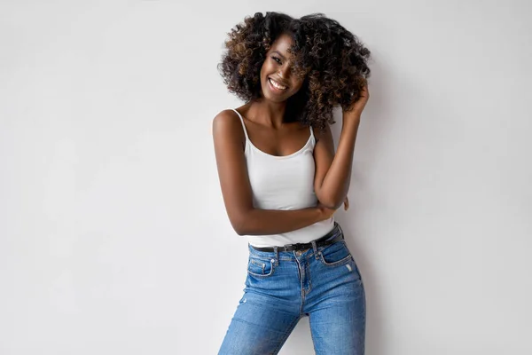 Atraktivní Černošky Žena Afro Účes Izolované Bílém Pozadí — Stock fotografie