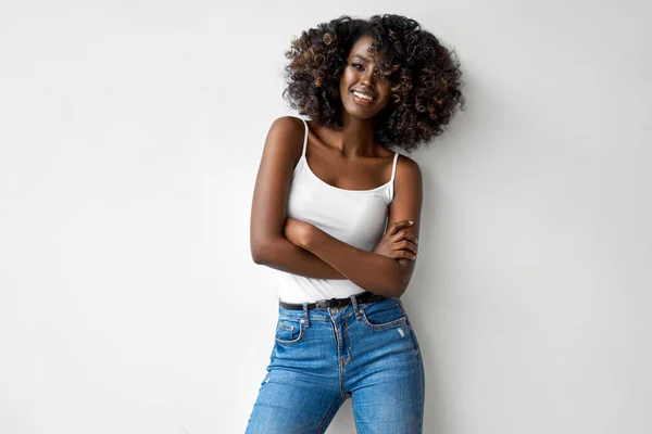 Lifestyle Foto Van Zwarte Vrouw Met Afro Kapsel Geïsoleerd Witte — Stockfoto