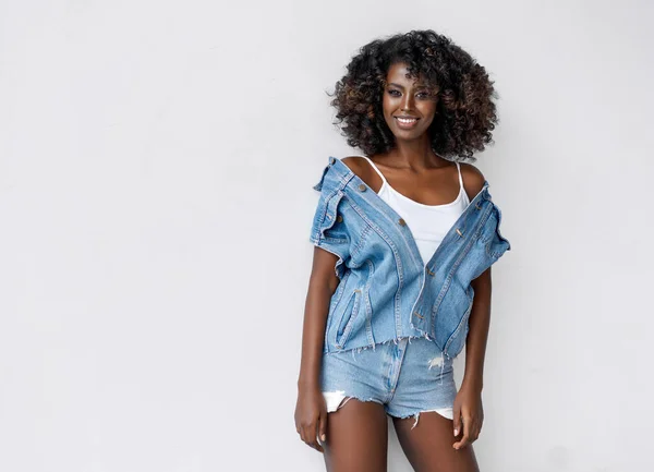 Mooie Zwarte Vrouw Dragen Stijlvolle Kleding Met Afro Kapsel Geïsoleerd — Stockfoto