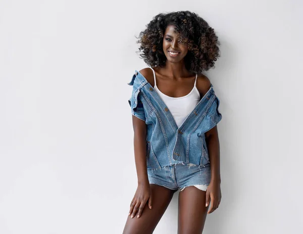 Schöne Schwarze Frau Tragen Stilvolle Kleidung Mit Afro Frisur Isoliert — Stockfoto