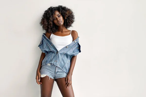 Menina Preta Bonita Usar Roupas Jeans Com Penteado Afro Isolado — Fotografia de Stock