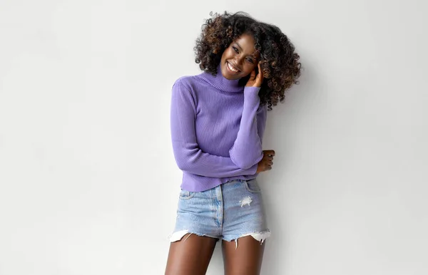 Sonriente Joven Negra Cuello Alto Con Peinado Afro Aislado Blanco — Foto de Stock