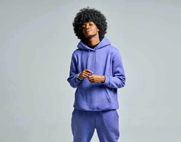 Knappe Zwarte Man Blauwe Set Van Trainingspak Met Afro Haar — Stockfoto