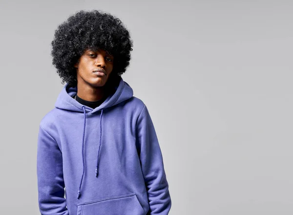 Portret Van Een Zwarte Man Blauwe Hoodie Met Afro Haar — Stockfoto