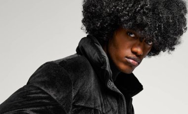 Ceketli yakışıklı bir zenci portresi.