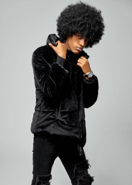 Gri arka planda izole edilmiş ceketli yakışıklı siyah adam.