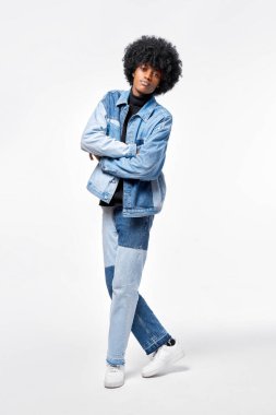Genç Afrikalı adam beyaz arka planda izole edilmiş eşofman giyiyor.