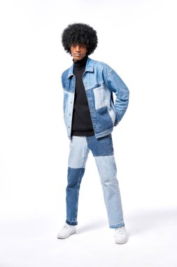 Genç Afrikalı adam beyaz arka planda izole edilmiş eşofman giyiyor.