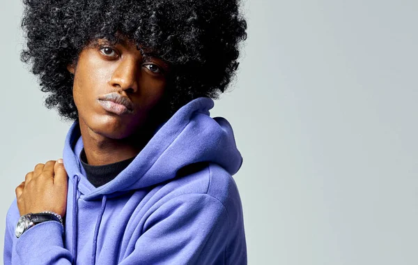 Portret Van Jonge Knappe Zwarte Man Hoodie Met Afro Haar — Stockfoto