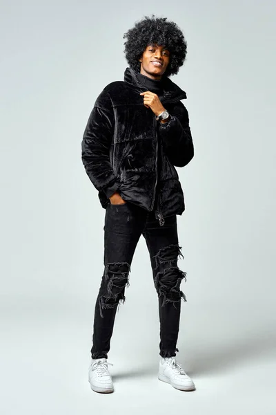 Frumos African American Jachetă Neagră Izolat Fundal Gri — Fotografie, imagine de stoc