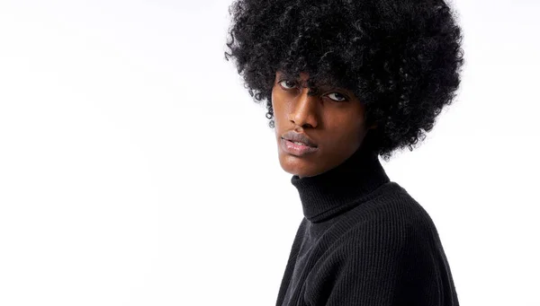 Närbild Porträtt Ung Stilig Svart Man Med Snygg Afro Isolerad — Stockfoto