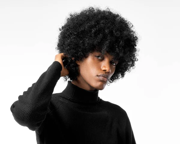 Portrait Jeune Homme Noir Beau Touchant Ses Cheveux Afro Isolés — Photo