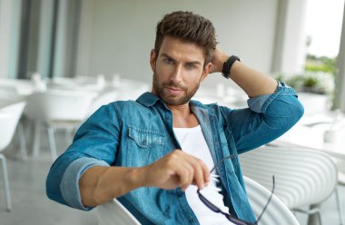 Saçında el ile yakışıklı adam