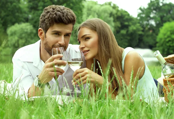 Bello coppia bere vino bianco su data — Foto Stock
