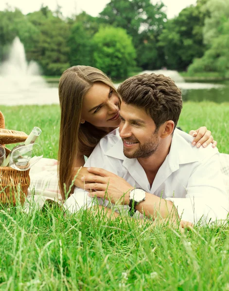 Belo casal desfrutar de um dia livre no piquenique — Fotografia de Stock