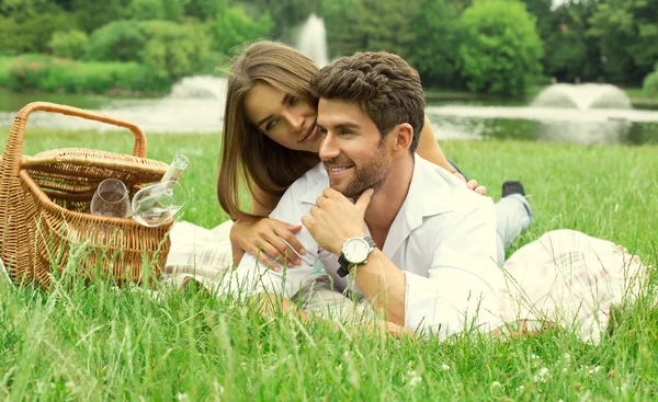 Atractiva pareja joven en el picnic — Foto de Stock