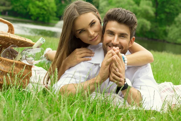 Casal sensual em piquenique — Fotografia de Stock