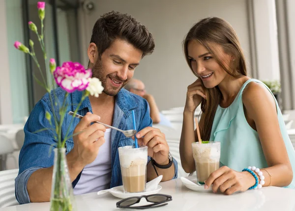 Retrato de una pareja feliz en el restaurante —  Fotos de Stock