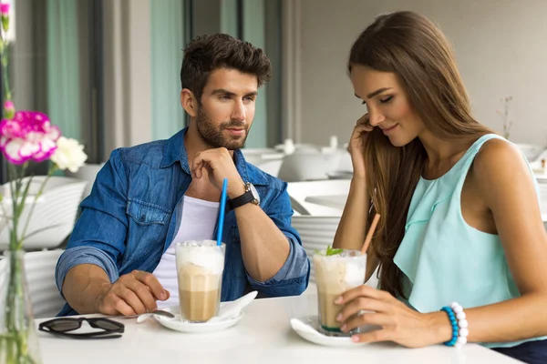 Pareja joven enamorada bebiendo café — Foto de Stock