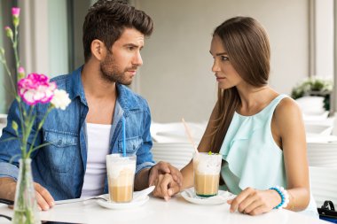 iki genç insan frappe restoranda içki