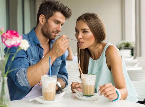 Deux amis buvant du café — Photo