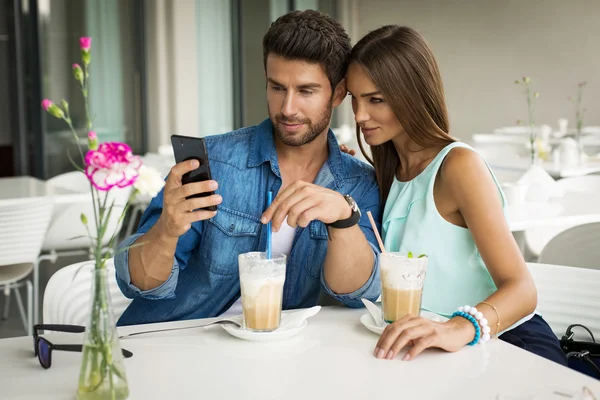 Femme et homme s'amusent en utilisant une caméra smartphone — Photo