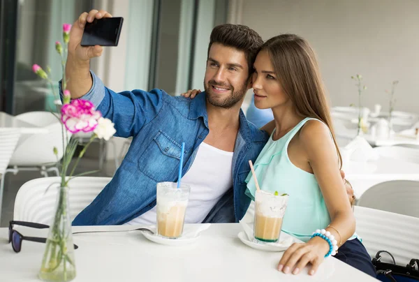 Casal bonito se divertindo usando câmera smartphone — Fotografia de Stock