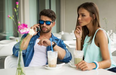 yakışıklı adam akıllı telefonda konuşurken güzel kadınla 