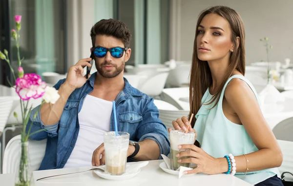 Bella donna in caffè con bell'uomo — Foto Stock