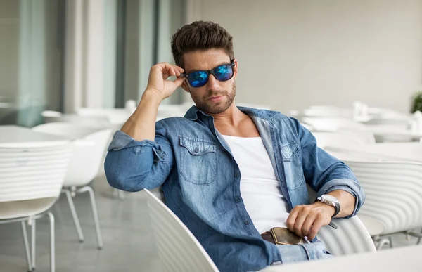 Junger schöner Mann mit Sonnenbrille — Stockfoto