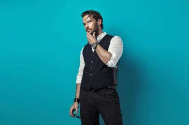 yakışıklı adam düşünme