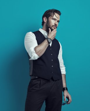 yakışıklı adam düşünme