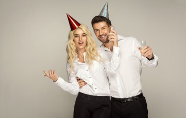 Çift yeni yılı kutluyor.