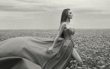 Gelin çiçek alan üzerinde yürüme