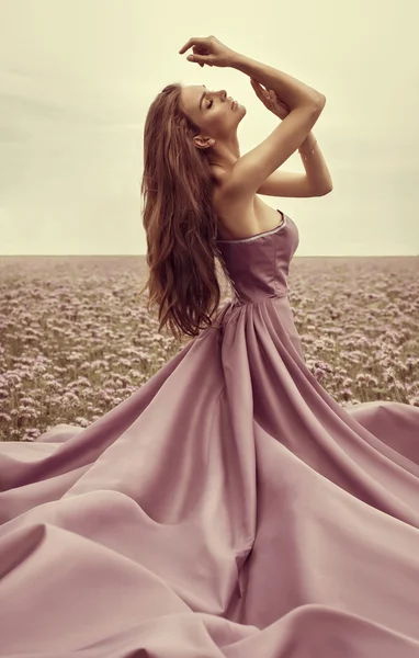 Mujer en vestido rosa —  Fotos de Stock