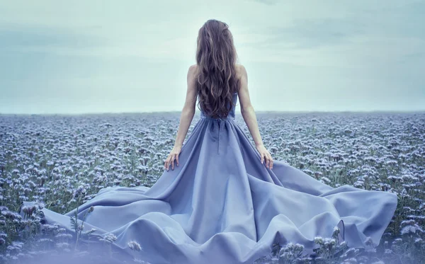 Femme en robe bleue — Photo