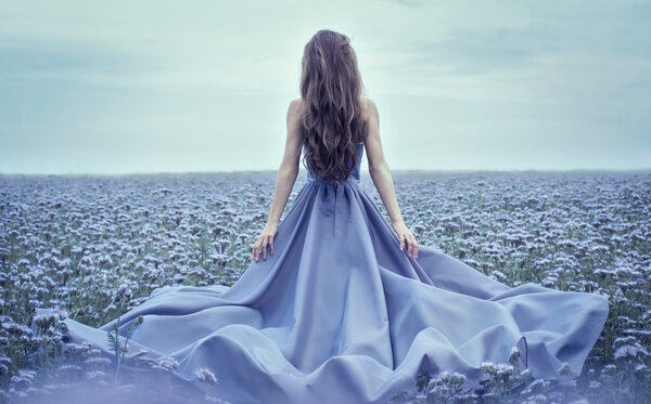 женщина в синем платье