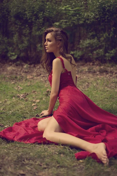 Mulher vestindo vestido vermelho — Fotografia de Stock