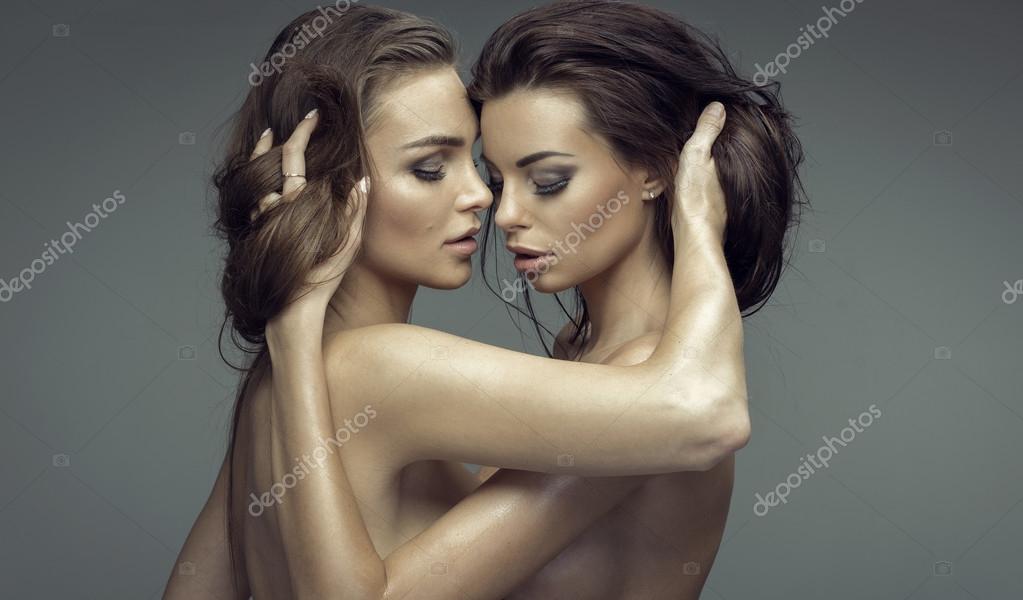modo perturbación Incienso Dos mujeres besándose fotos de stock, imágenes de Dos mujeres besándose sin  royalties | Depositphotos