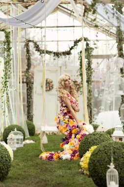 çiçek içinde kadın