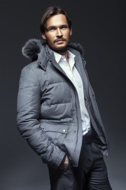Yakışıklı adam kış ceket