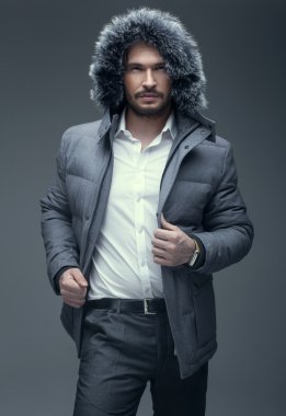 Yakışıklı adam kış ceket