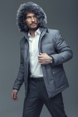 Yakışıklı adam kış ceket