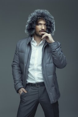 Yakışıklı adam kış ceket